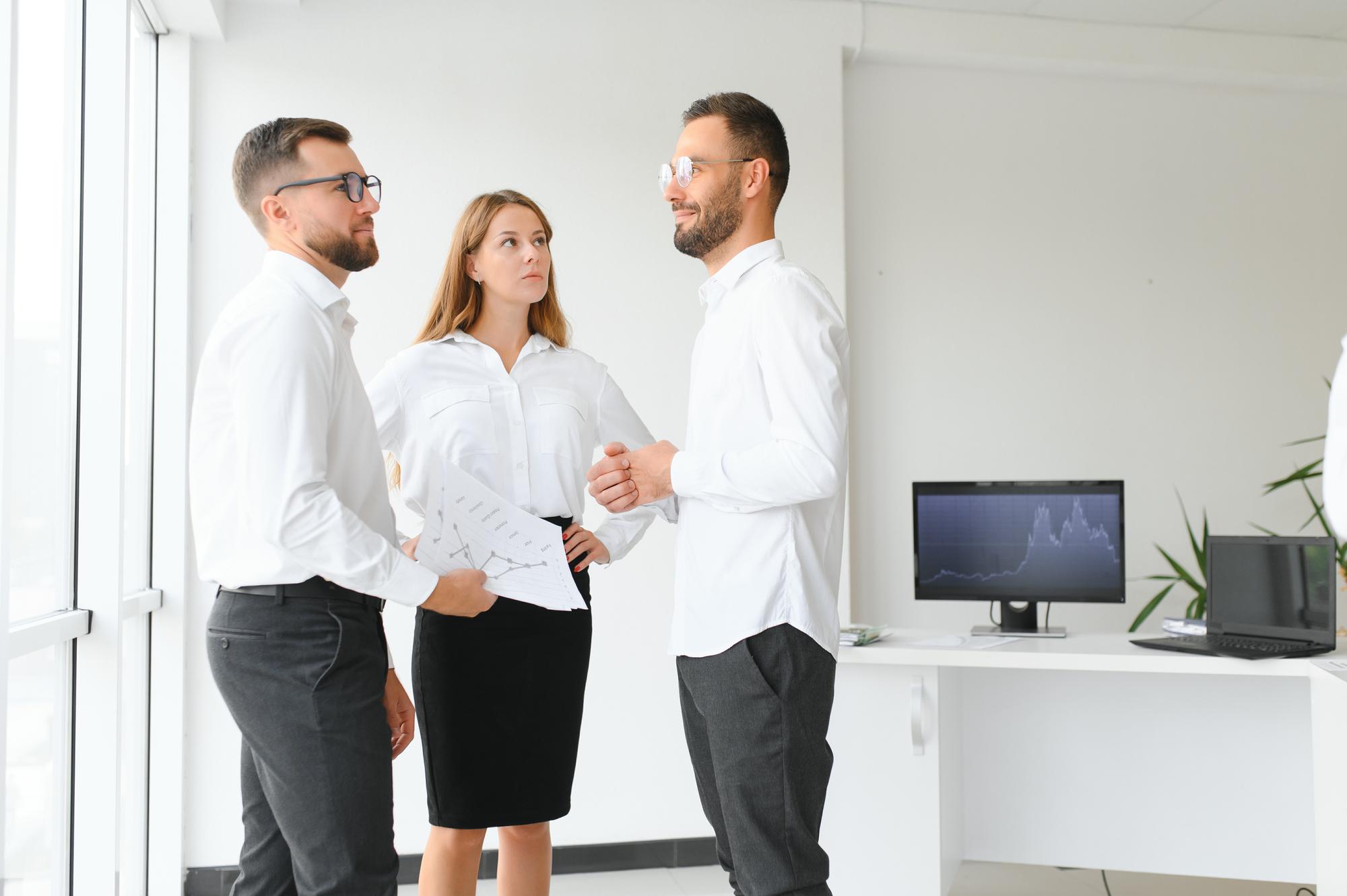 Agent imobiliar discutând strategia de vânzare